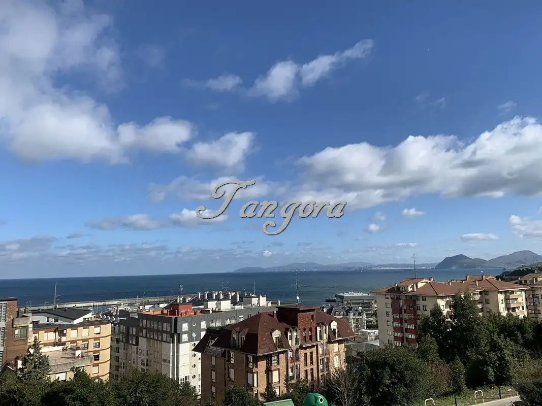 Außenansicht von Einfamilien-Reihenhaus zum Verkauf in Castro-Urdiales mit Heizung, Parkett und Terrasse