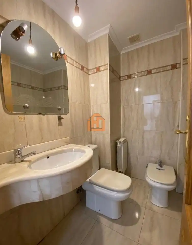 Bany de Apartament en venda en León Capital  amb Calefacció i Traster