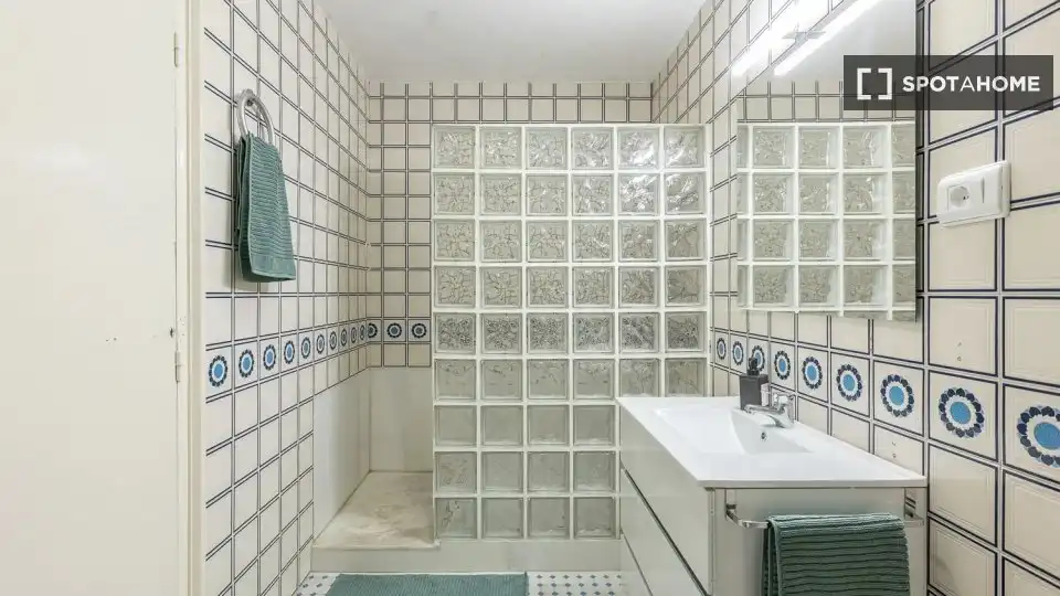 Baño de Piso de alquiler en Valencia con Aire acondicionado, Calefacción y Amueblado