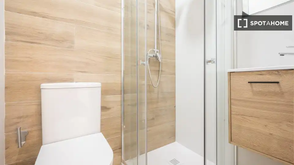 Bathroom of Study for share in Madrid  with Air Conditioner, Terrace and Furnished