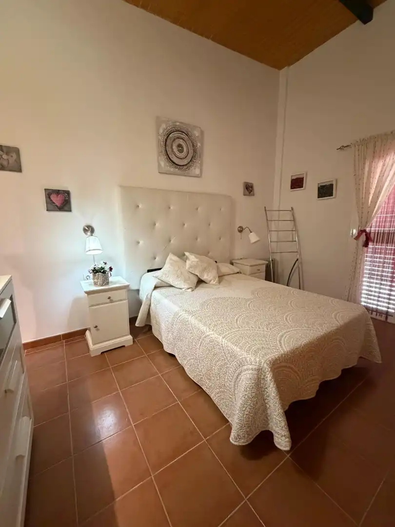 Dormitori de Casa o xalet en venda en El Castillo de las Guardas amb Jardí privat i Piscina comunitària