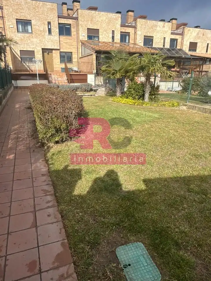 Jardín de Casa adosada en venta en Cabrerizos con Calefacción, Jardín privado y Piscina comunitaria
