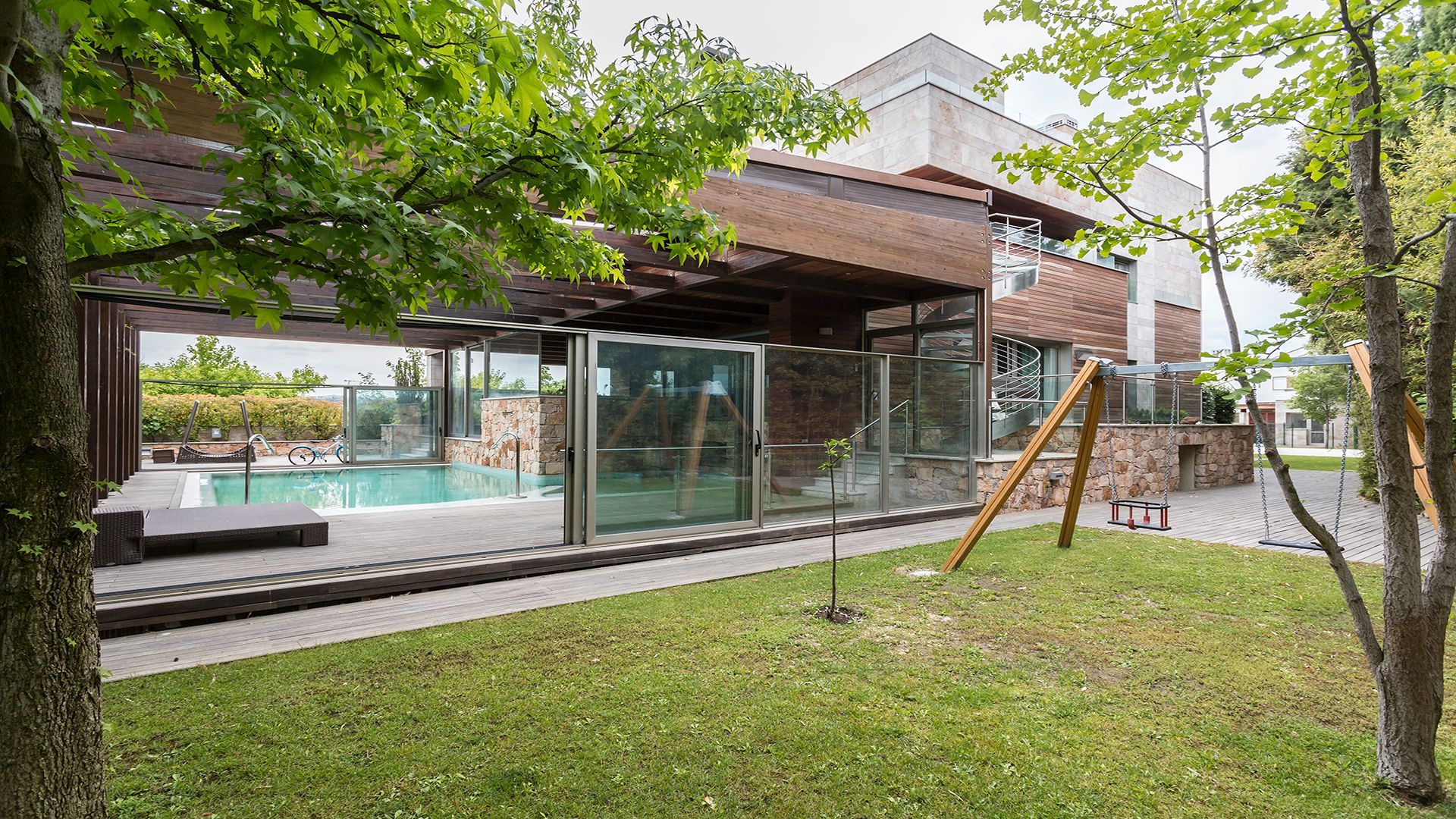 Vista exterior de Casa o xalet en venda en  Madrid Capital amb Aire condicionat, Calefacció i Jardí privat