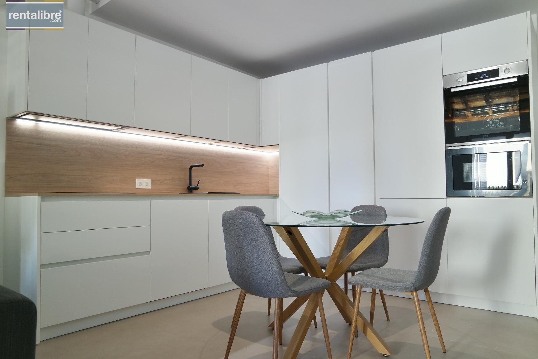 Cuina de Apartament de lloguer en Sanlúcar de Barrameda amb Aire condicionat, Calefacció i Balcó