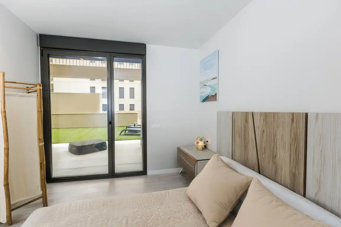 Habitación de Apartamento de alquiler en Dénia con Aire acondicionado, Jardín privado y Terraza
