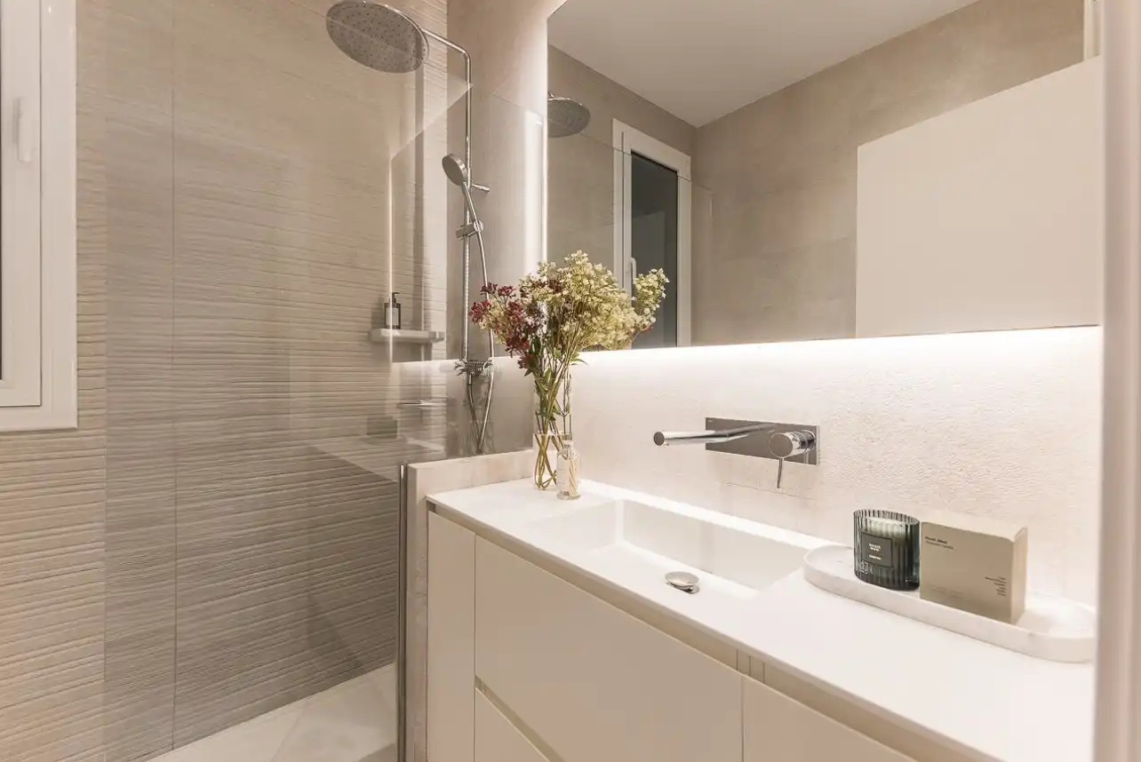 Bany de Apartament de lloguer en Barcelona amb Aire condicionat, Calefacció i Moblat