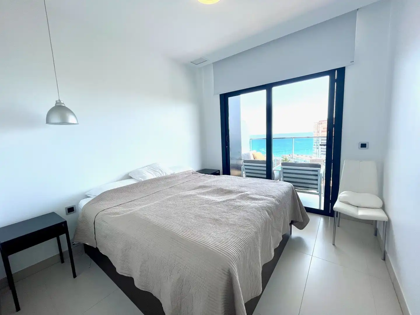 Habitación de Apartamento de alquiler en Benidorm con Aire acondicionado, Trastero y Piscina comunitaria