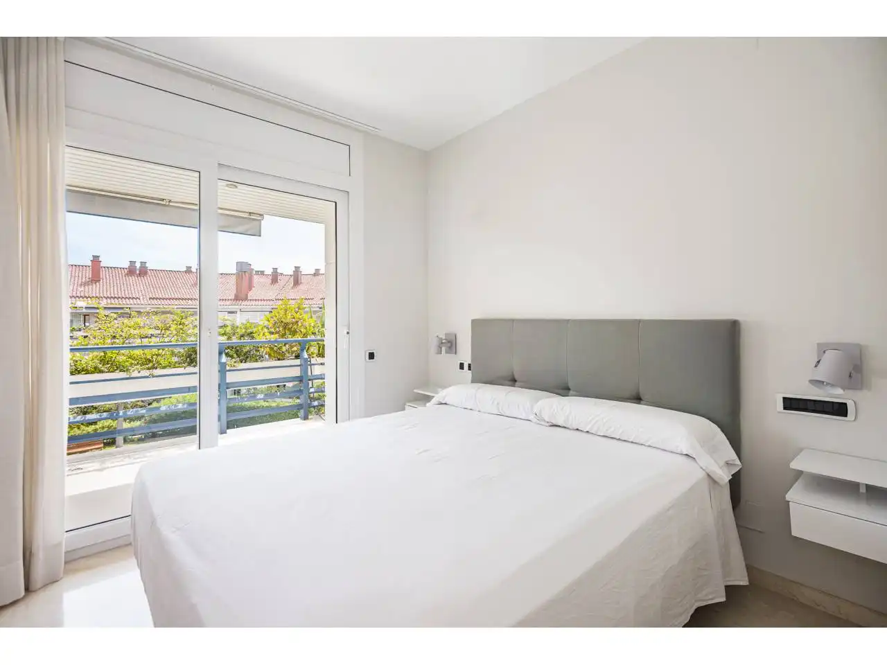 Schlafzimmer von Dachboden zum Verkauf in Sitges mit Klimaanlage, Heizung und Terrasse