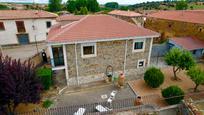 Vista exterior de Casa o xalet en venda en Santiago Millas amb Terrassa