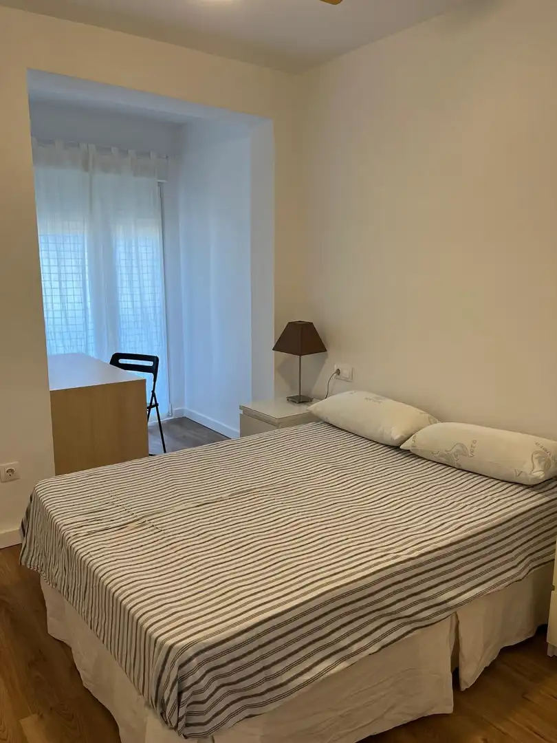 Dormitori de Pis de lloguer en Córdoba amb Parquet, Terrassa i Moblat