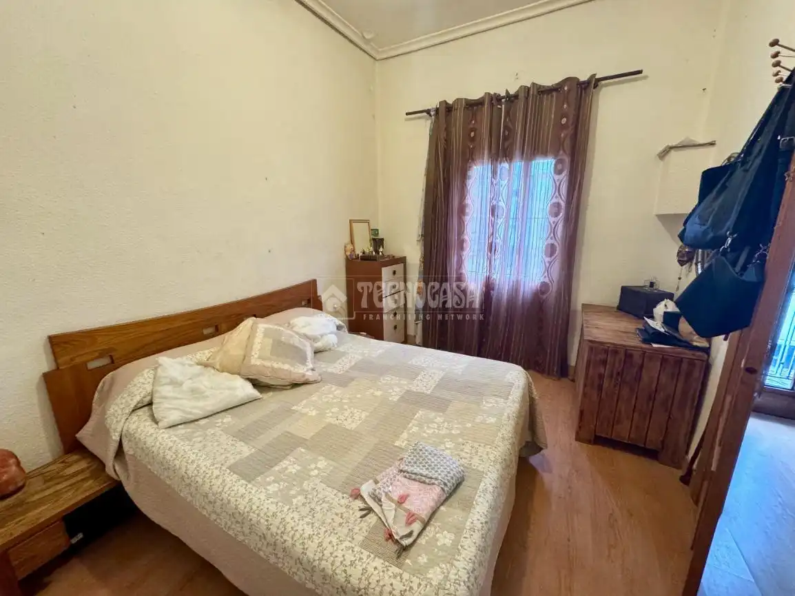 Schlafzimmer von Einfamilien-Reihenhaus zum Verkauf in Paterna mit Klimaanlage, Privatgarten und Abstellraum
