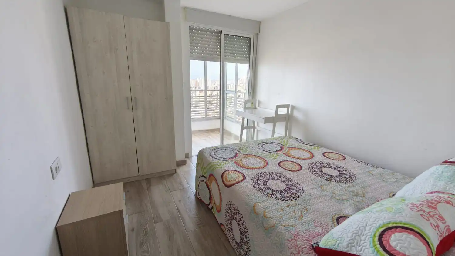 Schlafzimmer von Wohnungen zur Miete in Benidorm mit Klimaanlage, Abstellraum und Möbliert