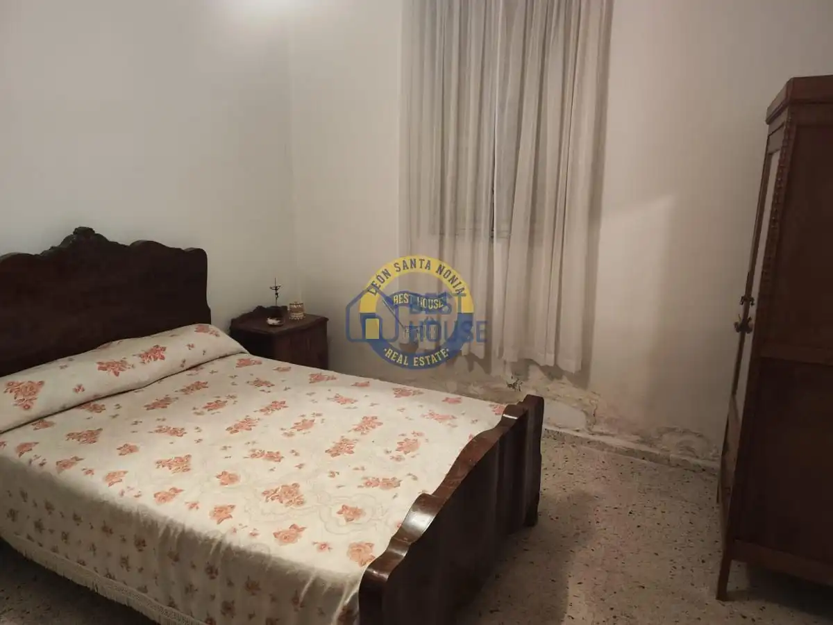 Habitación de Casa o chalet en venta en León Capital  con Jardín privado