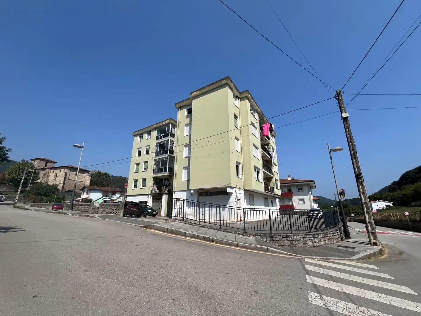 Vista exterior de Pis en venda en Ramales de la Victoria amb Terrassa i Moblat