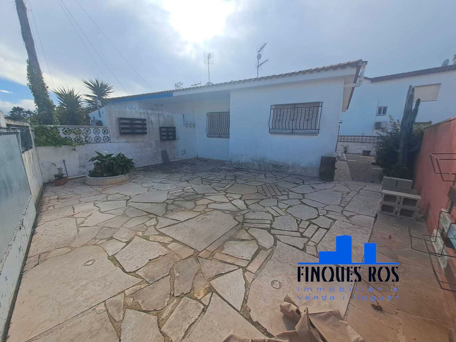 Vista exterior de Casa adosada en venda en Vinaròs amb Jardí privat, Terrassa i Forn
