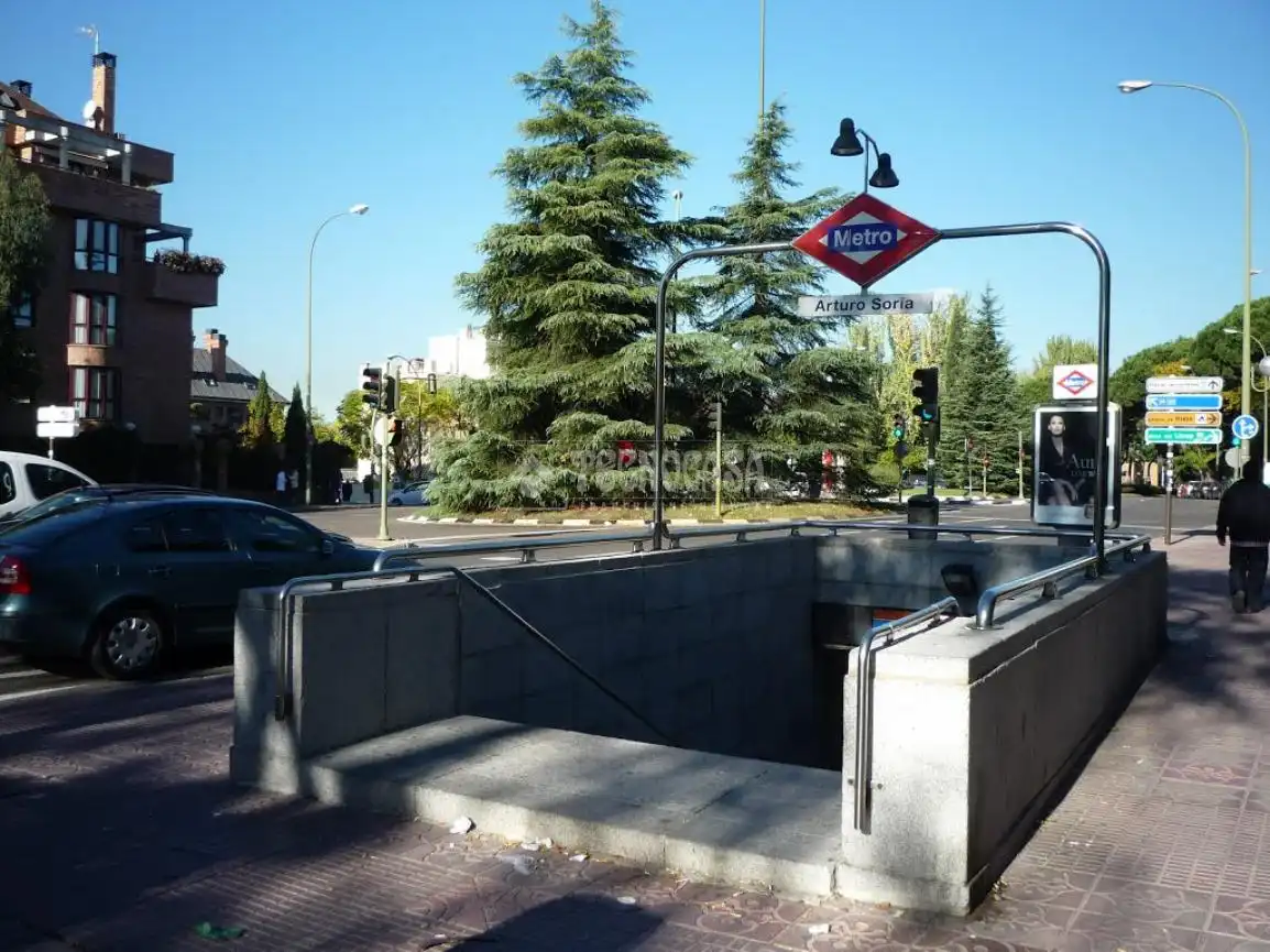Außenansicht von Wohnung zum Verkauf in Madrid mit Balkon