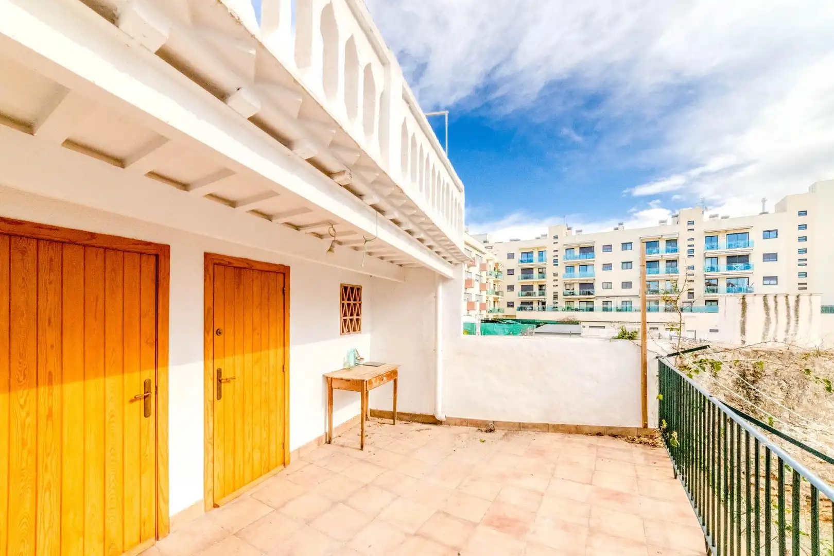 Außenansicht von Haus oder Chalet zum Verkauf in Vilanova i la Geltrú mit Klimaanlage, Heizung und Terrasse