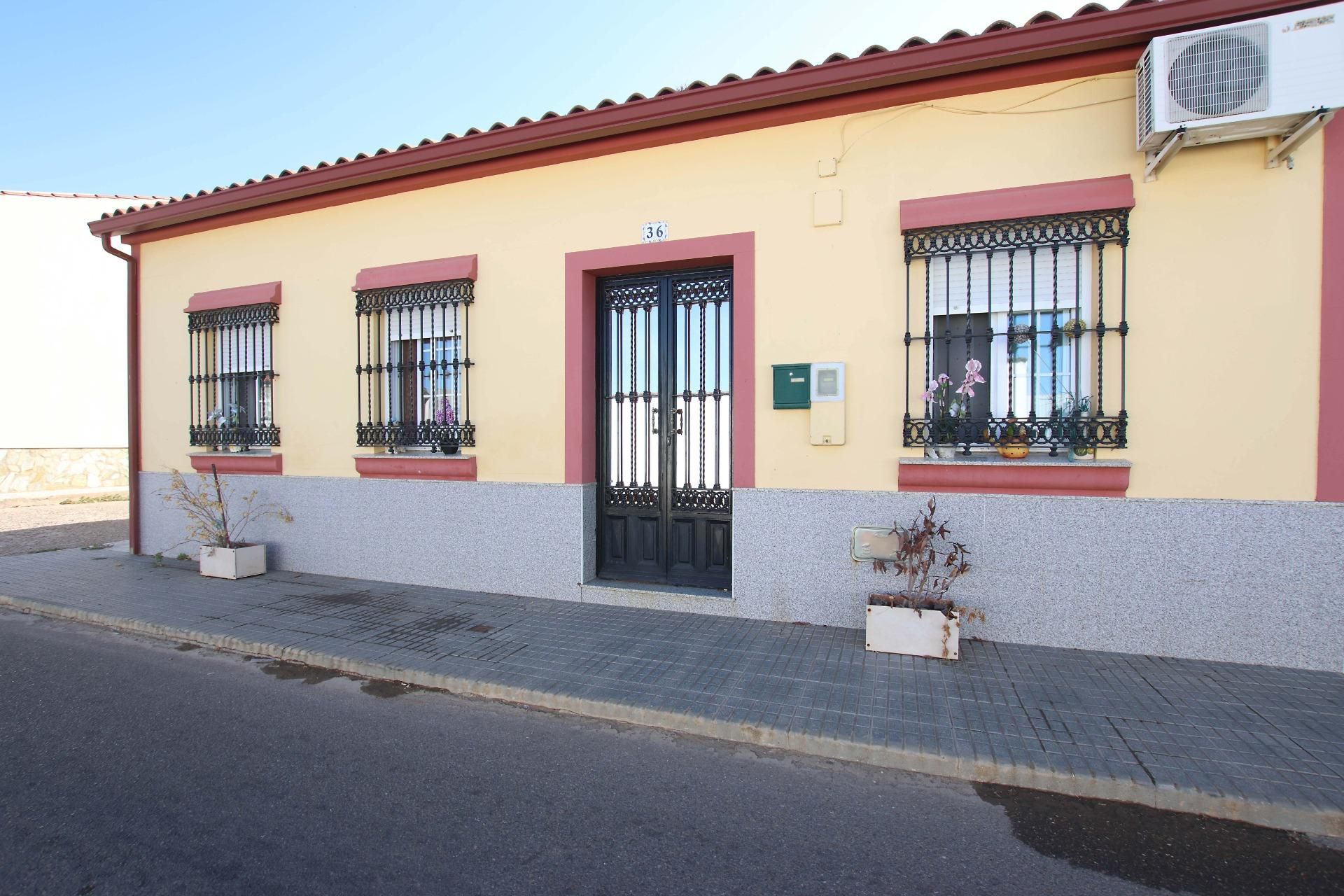 Vista exterior de Casa o xalet en venda en Guadiana amb Aire condicionat, Calefacció i Terrassa