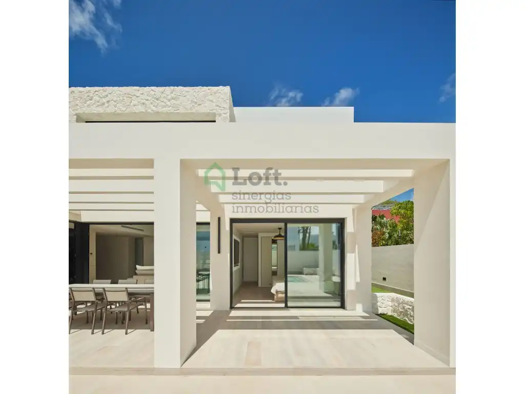 Vista exterior de Casa o xalet en venda en Chiclana de la Frontera amb Aire condicionat, Calefacció i Jardí privat