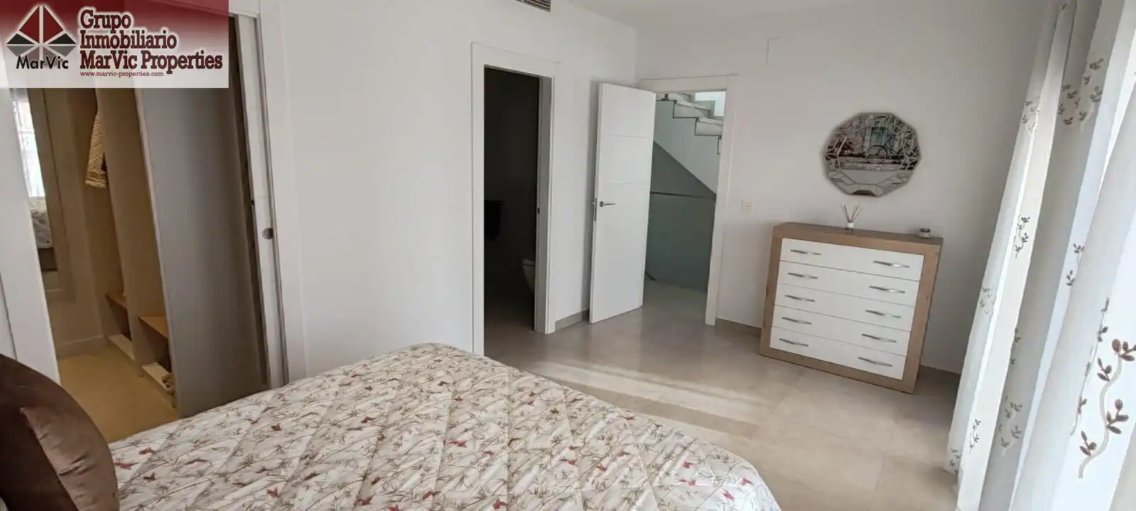 Dormitori de Casa o xalet en venda en Benidorm amb Aire condicionat i Jardí privat