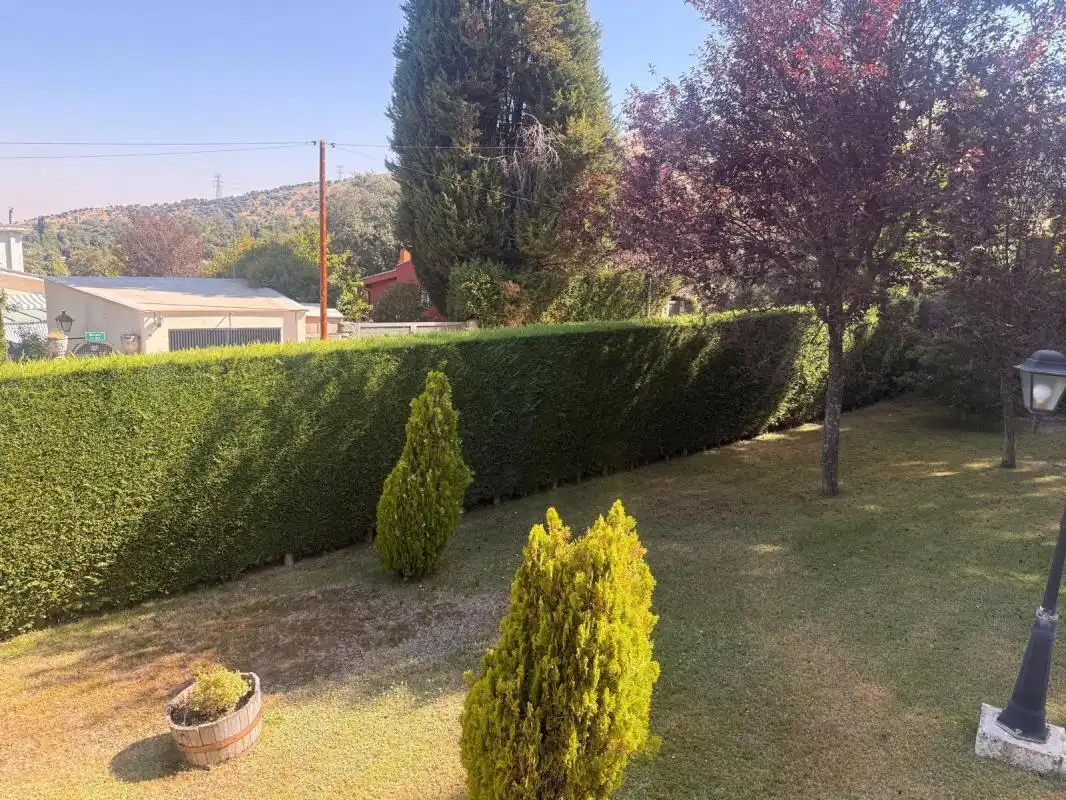 Jardí de Finca rústica en venda en El Espinar amb Calefacció, Jardí privat i Terrassa