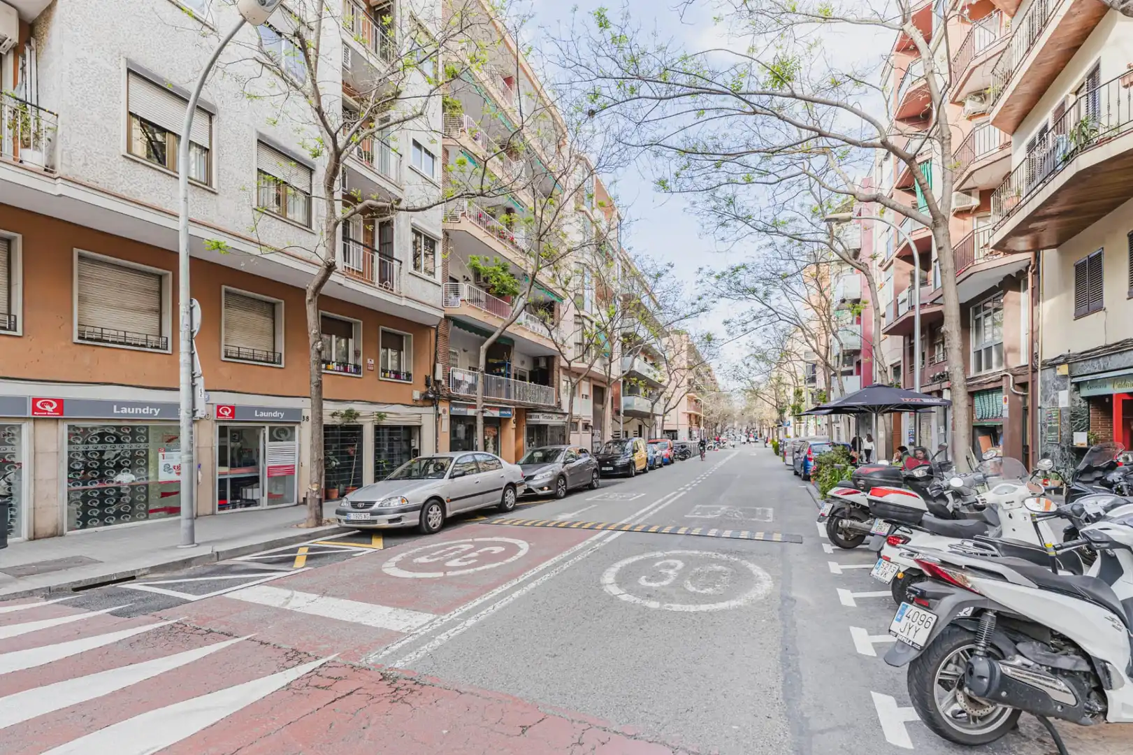 Vista exterior de Local en venda en Sants - Montjuïc