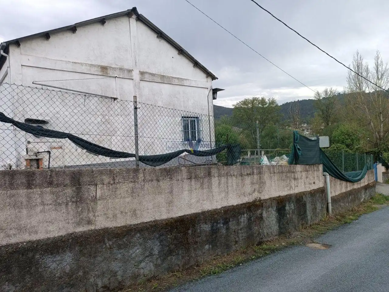 Außenansicht von Fabrikhallen zum Verkauf in Ourense Capital 