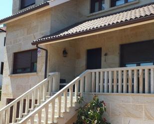 Vista exterior de Casa o xalet en venda en Poio amb Calefacció, Jardí privat i Parquet