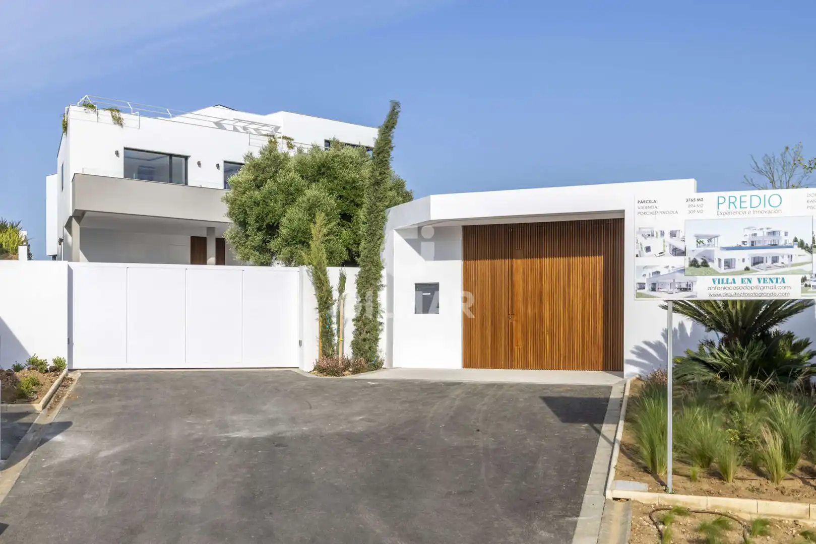 Vista exterior de Casa o xalet en venda en Sotogrande amb Calefacció, Jardí privat i Piscina