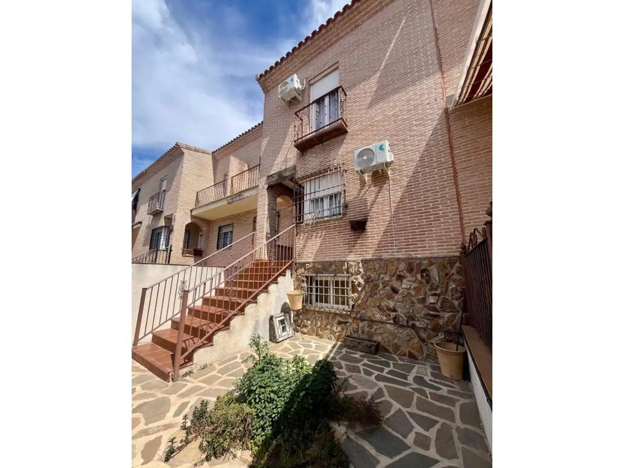 Vista exterior de Casa adosada en venda en Illescas amb Aire condicionat, Calefacció i Jardí privat