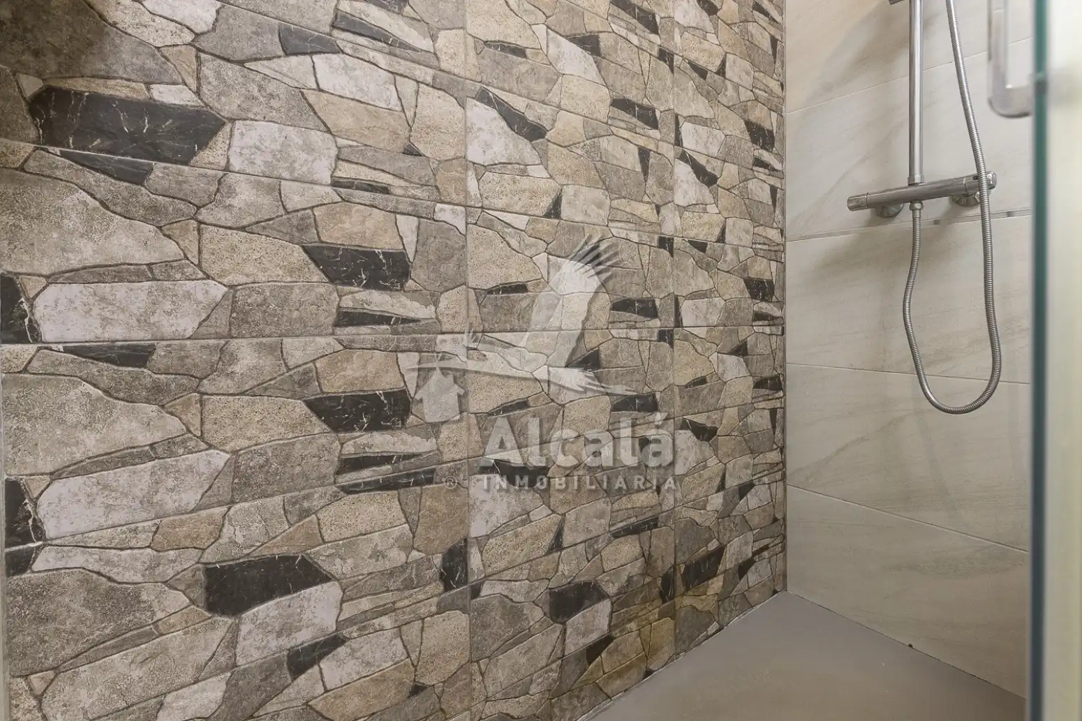 Baño de Piso en venta en Coslada con Aire acondicionado, Calefacción y Jardín privado
