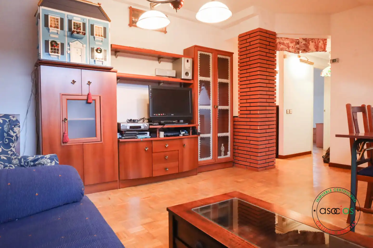 Sala d'estar de Pis en venda en Siero amb Calefacció, Parquet i Moblat