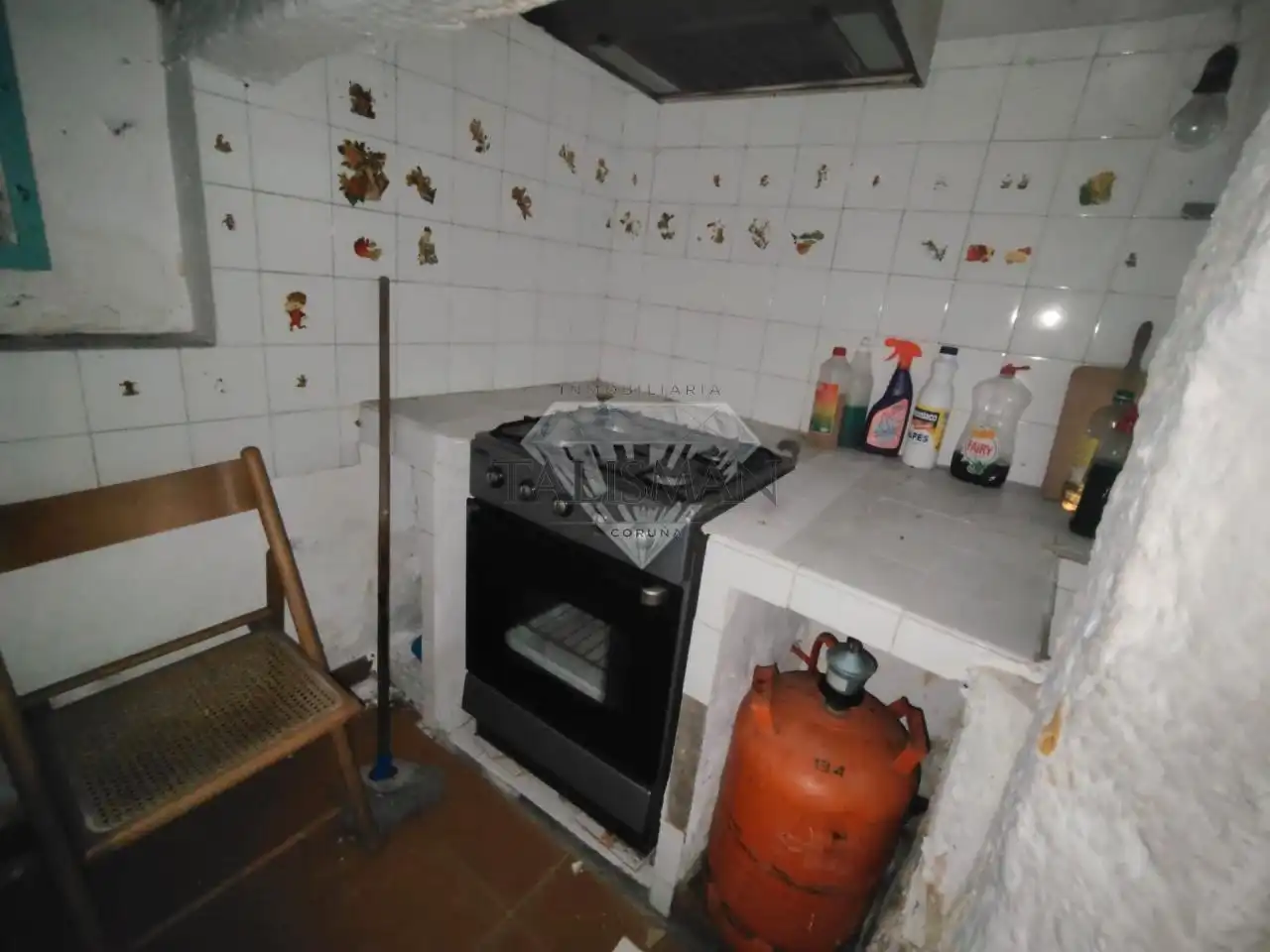 Cuina de Casa adosada en venda en Arteixo amb Calefacció, Jardí privat i Moblat