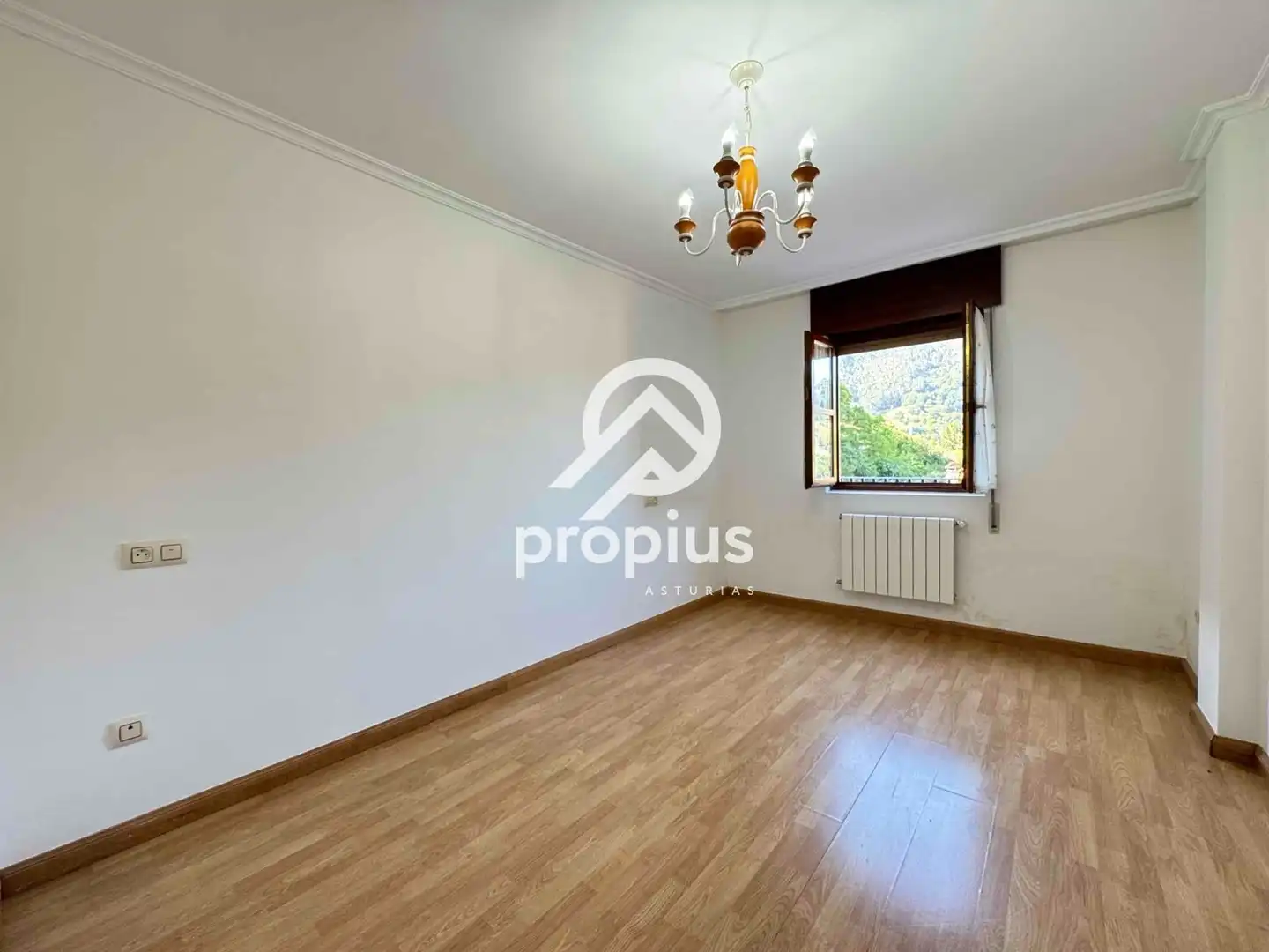 Habitación de Casa adosada en venta en Piloña con Calefacción, Jardín privado y Parquet
