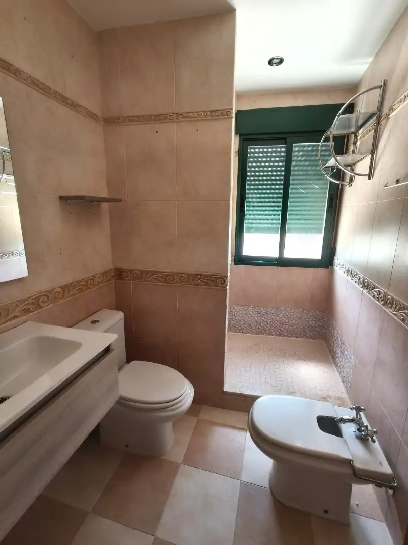 Bany de Pis de lloguer en Granada amb Aire condicionat, Rentadora i Microones