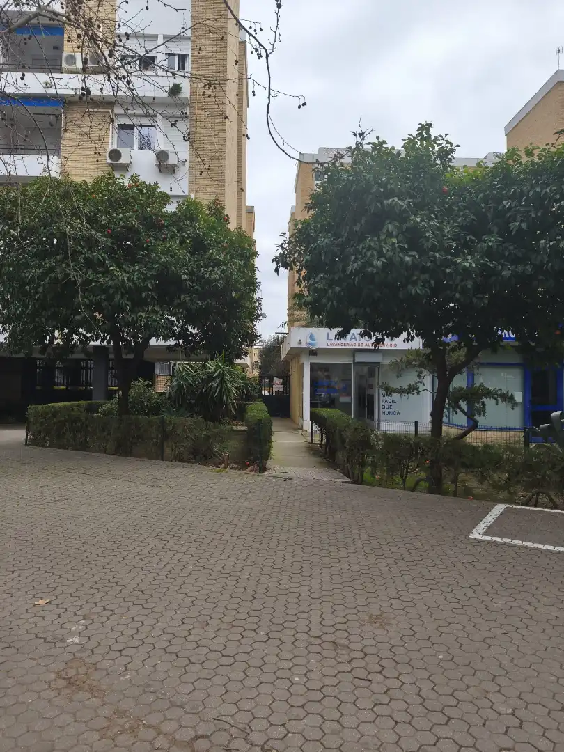 Vista exterior de Pis per a compartir en  Sevilla Capital amb Aire condicionat, Moblat i Forn