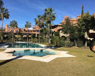 Jardí de Apartament de lloguer en Estepona amb Aire condicionat, Calefacció i Moblat