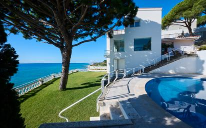 Jardí de Casa o xalet en venda en Arenys de Mar amb Aire condicionat, Terrassa i Piscina