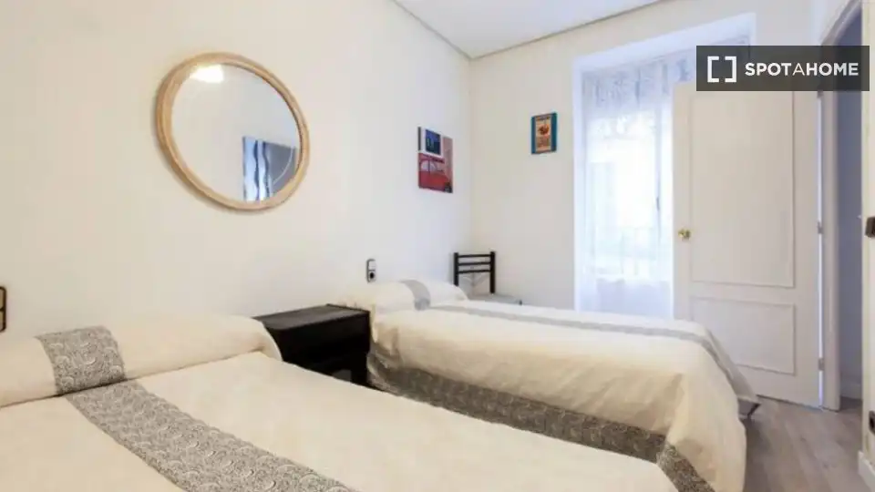 Schlafzimmer von Wohnung zur Miete in Madrid mit Klimaanlage, Heizung und Möbliert
