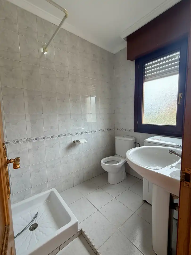 Badezimmer von Einfamilien-Reihenhaus zum Verkauf in Camargo mit Heizung, Privatgarten und Terrasse