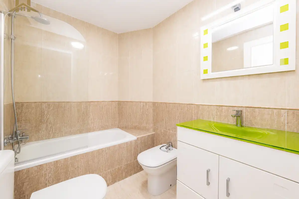 Badezimmer von Erdgeschoss zum Verkauf in Seseña mit Heizung und Privatgarten