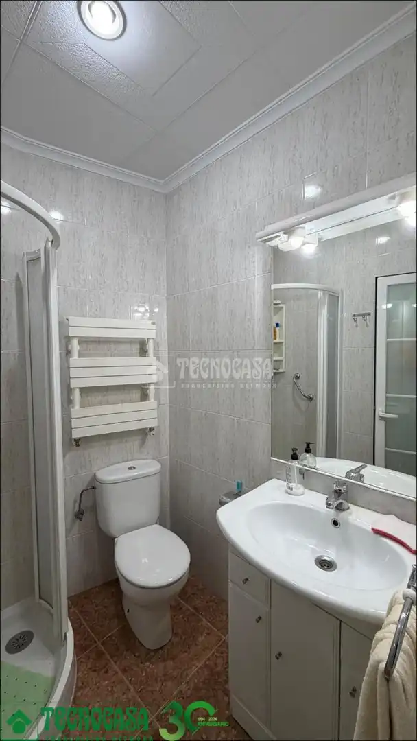 Baño de Casa adosada en venta en Alcázar de San Juan con Jardín privado y Balcón