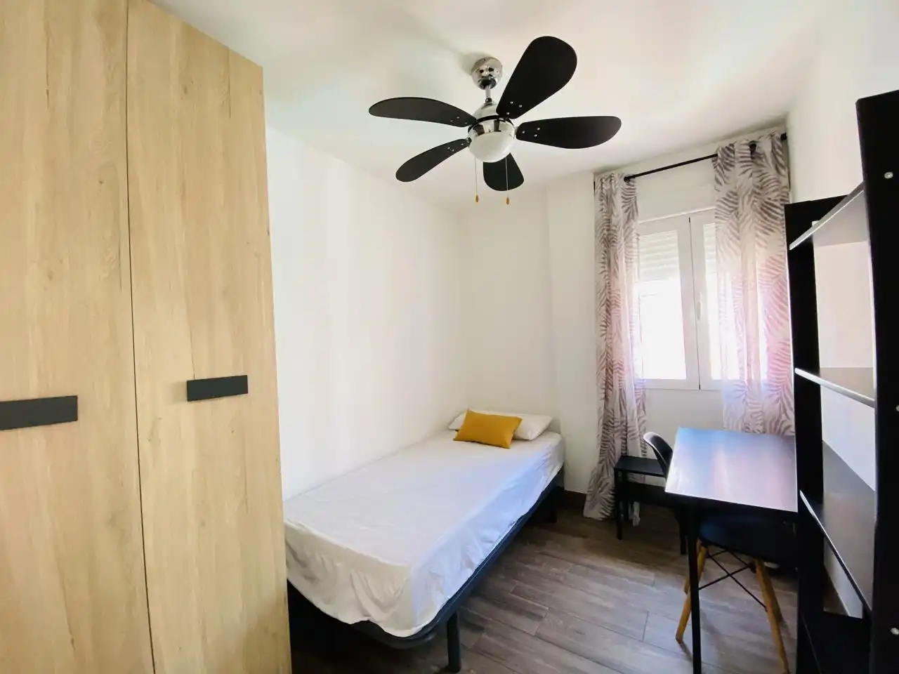 Bedroom of Flat for rent in Granada  with Air Conditioner, Furnished and Balcony