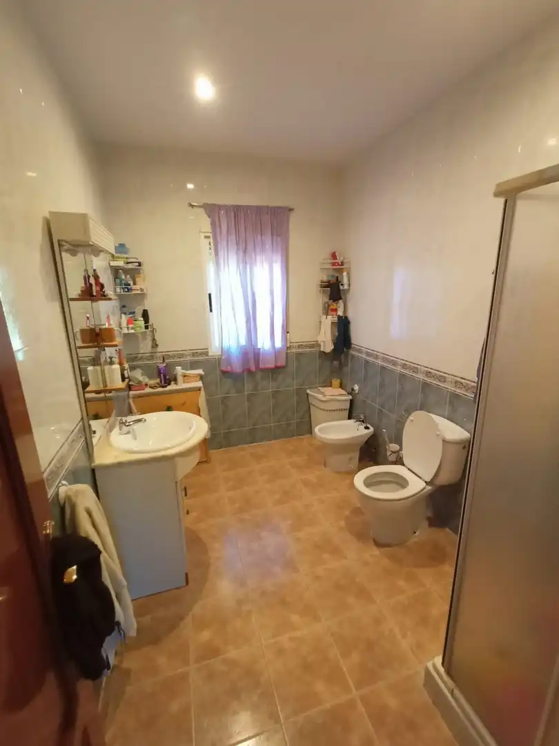 Bany de Casa o xalet en venda en Alburquerque amb Jardí privat, Piscina i Moblat
