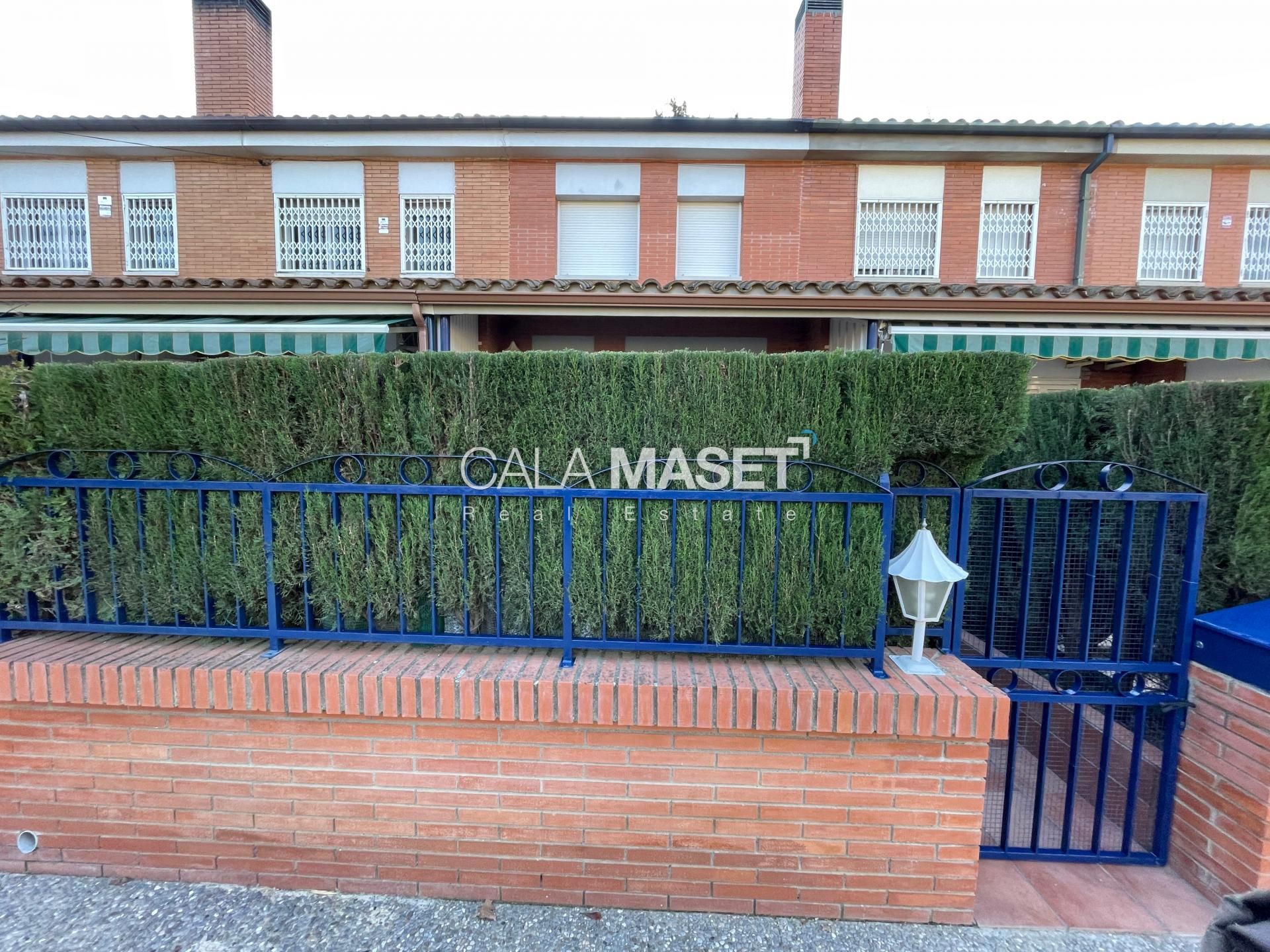 Vista exterior de Casa adosada en venda en Castell-Platja d'Aro amb Calefacció i Jardí privat