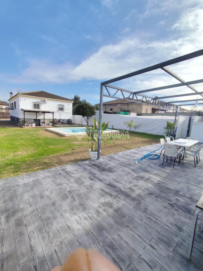 Swimming pool of Country house for sale in Dos Hermanas  with Air Conditioner and Swimming Pool