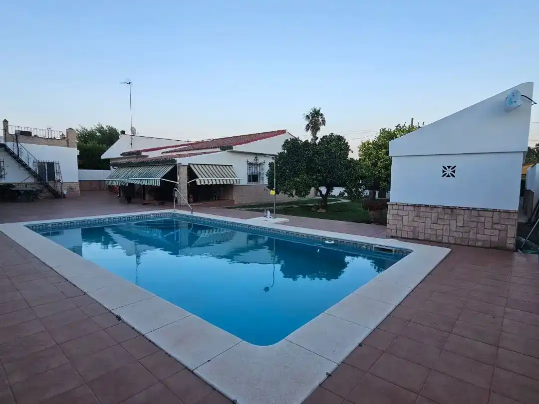 Piscina de Pis en venda en Espartinas amb Aire condicionat, Jardí privat i Piscina