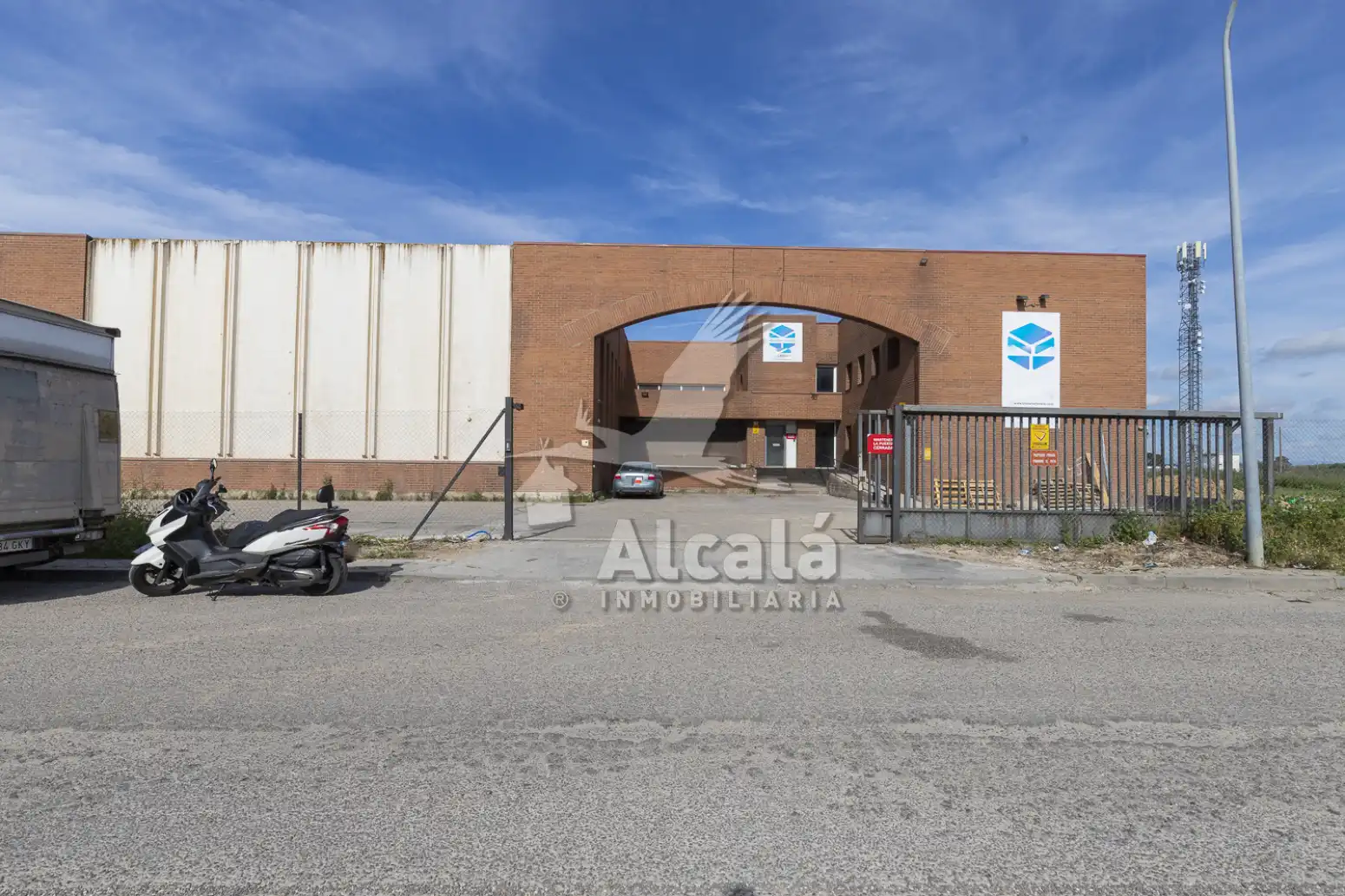 Vista exterior de Nave industrial en venta en Alcalá de Henares
