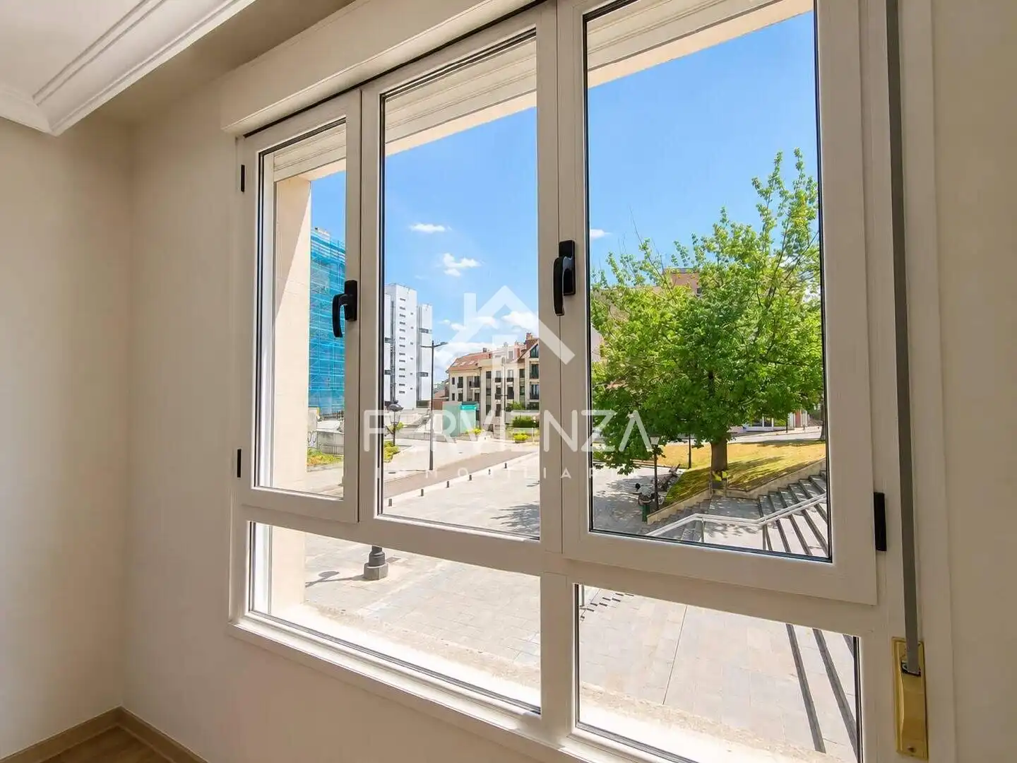 Vista exterior de Pis en venda en Oviedo 