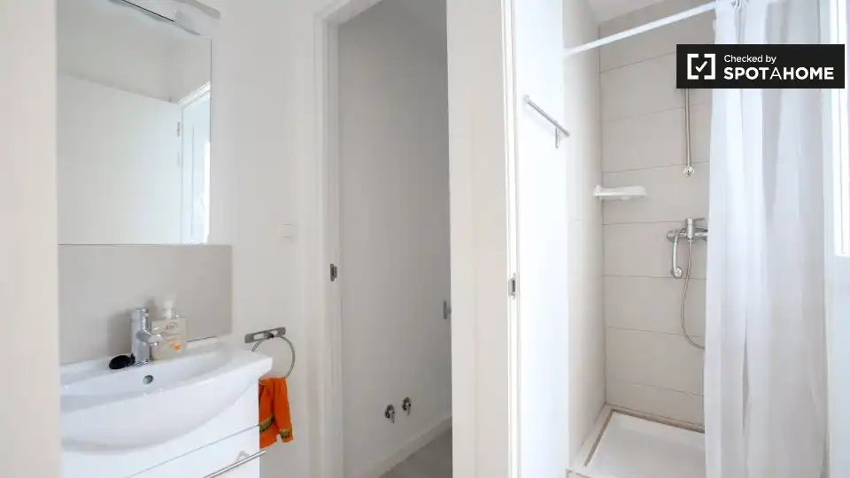 Bathroom of Flat for rent in Burjassot  with Air Conditioner, Heating and Furnished